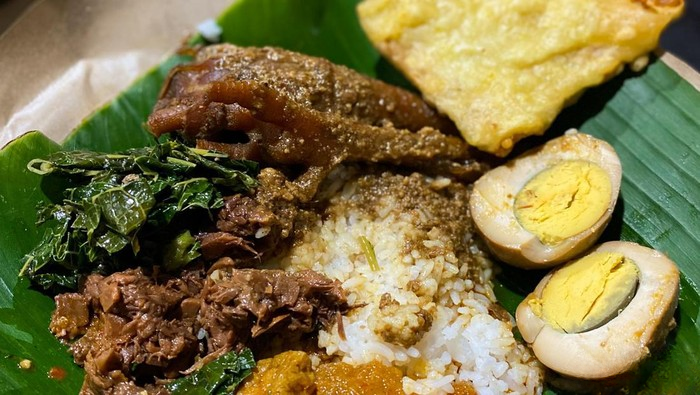 Hidangan gudeg pasti sudah tak asing lagi di telinga masyarakat. Makanan yang satu ini sudah terkenal hingga mancanegara dan banyak digemari oleh pencinta kuliner karena cita rasanya yang lezat. Apakah detikers tahu dari daerah mana gudeg berasal?