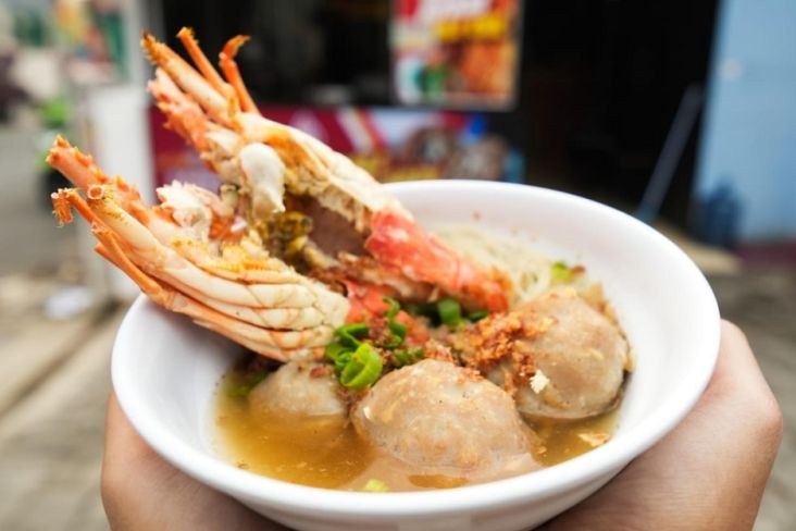 Bakso menjadi salah satu makanan favorit masyarakat Indonesia. Selain rasanya yang gurih, kudapan dengan bahan utama daging sapi ini memiliki sensasi tersendiri.