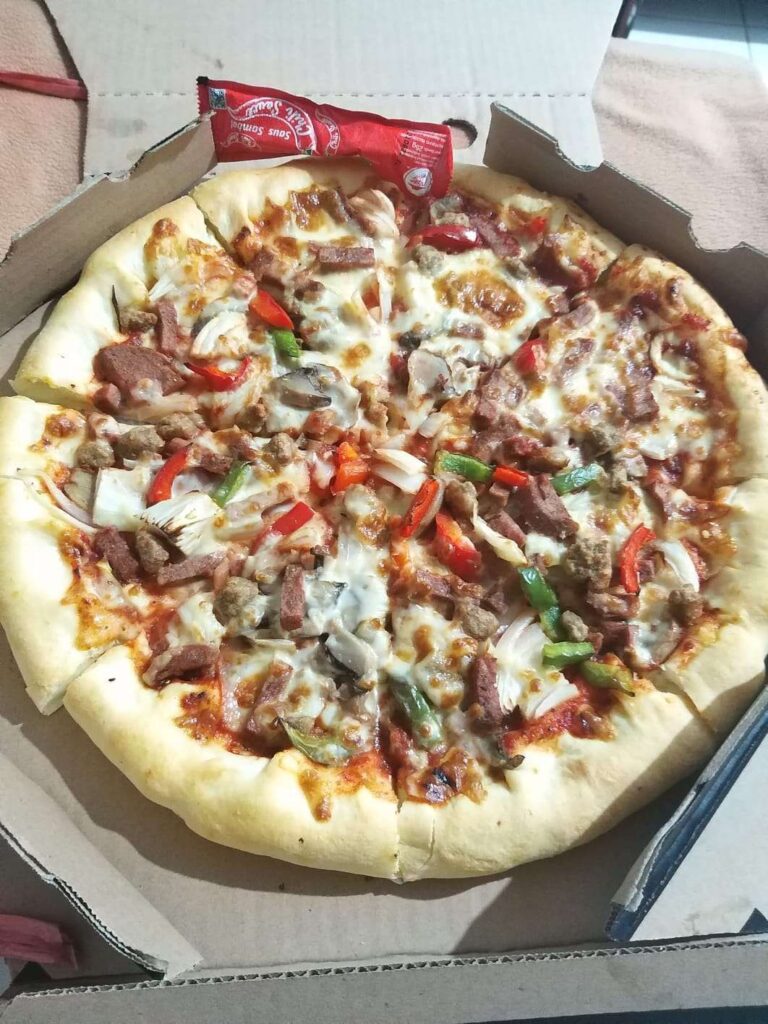 KBRN, Nunukan: Pizza merupakan hidangan makanan yang berasal dari Italia. Adonan bundar pipih yang dipanggang itu telah diminati di banyak negara. Variasi hidangan pizza terus berkembang.