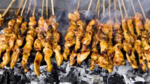 Jakarta, couponsonlinetoday.comIndonesia -- Panduan wisata dunia Taste Atlas baru-baru ini merilis daftar 100 makanan paling populer di dunia edisi Januari 2023. Hidangan sate pun berhasil masuk dalam daftar tersebut mewakili Indonesia.