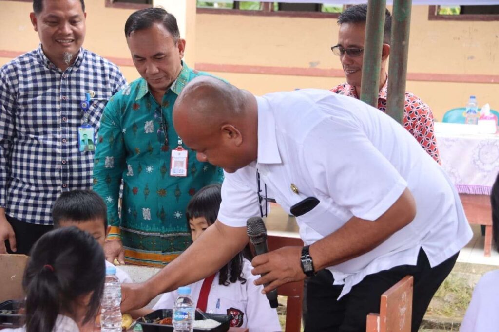 couponsonlinetoday.com, Nias Utara : Dalam mendukung program Astacita Presiden RI Prabowo Subianto yakni program makan gratis dan bergizi bagi anak sekolah, Pemkab Nias Utara melaksanakan uji coba sekaligus launching makan gratis di SDN 076679 BAHO, Kecamatan Lotu, Kamis, (19/12/2024).