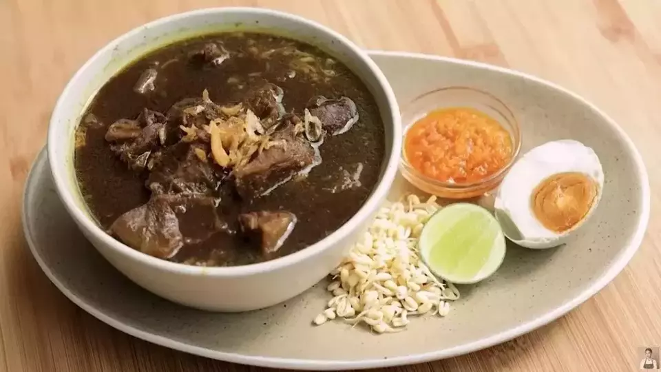 Jakarta, couponsonlinetoday.com - Kabar membanggakan datang dari kuliner Indonesia. Pasalnya, makanan Rawon dari Jawa Timur masuk 10 besar di dunia dari 100 makanan terbaik yang ada di dunia versi Tasteatlas. Rawon berada di urutan delapan dunia.