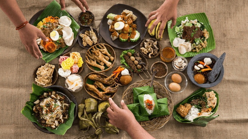 Jika bicara soal Jogjakarta, kuliner menjadi salah satu daya tarik utamanya. Kuliner Jogja selalu jadi aspek wisata yang dikunjungi oleh para pelancong. Bukan tanpa alasan, karena apa yang disajikan di Jogja sulit untuk ditemukan di kota lain.