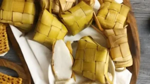 couponsonlinetoday.com, Jakarta - Makan ketupat di hari lebaran menjadi salah satu tradisi yang dijalankan banyak keluarga di Indonesia. Namun, tidak jarang yang mengeluhkan ketupat yang dibikin cepat basi padahal baru sehari. Seorang profesor dari Departemen Ilmu dan Teknologi Pangan IPB University, Prof. Sugiyono, membagikan sejumlah tips yang bisa diterapkan untuk membuat ketupat lebih enak, tahan lama, dan tidak cepat basi. Dikutip dari laman ipb.ac.id, Minggu (30/3/2025), berikut detailnya: