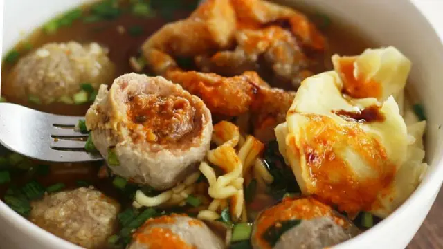 couponsonlinetoday.com, Bandung - Bakso merupakan salah satu makanan yang sangat populer dalam kuliner Indonesia dan hampir disukai oleh semua kalangan dari anak-anak hingga orang dewasa. Hidangan ini identik dengan bola daging yang disajikan dalam kuah kaldu gurih.