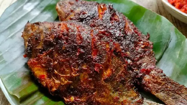 couponsonlinetoday.com, Jakarta Ikan bakar adalah hidangan khas Indonesia yang selalu menggoda selera dengan aroma smoky dan cita rasa gurih. Namun, satu tantangan yang sering dialami saat membuat ikan bakar adalah kulit ikan yang menempel di panggangan dan hancur saat dibalik. Hal ini tidak hanya mempengaruhi tampilan ikan, tetapi juga mengurangi kenikmatannya.