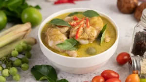 couponsonlinetoday.com, Jakarta  Gulai ayam adalah salah satu hidangan khas Nusantara yang kaya akan rempah dan memiliki cita rasa gurih yang menggoda. Kuahnya yang kental berpadu dengan bumbu seperti kunyit, jahe, serai, dan santan, menciptakan rasa yang begitu lezat. Hidangan ini populer di berbagai daerah, terutama di Sumatra, Jawa, dan daerah lain yang memiliki tradisi masakan bersantan. 