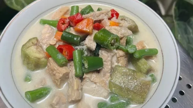 Sayur lodeh adalah salah satu hidangan khas Indonesia yang terkenal dengan cita rasa gurih, segar, dan kaya akan rempah-rempah. Jika Anda ingin menyajikan menu istimewa untuk akhir pekan bersama keluarga, resep sayur lodeh ala Kopi Klotok bisa menjadi pilihan sempurna.