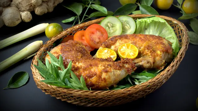Bandung dikenal sebagai surganya wisata kuliner dengan beragam pilihan yang menggoda lidah. Salah satu destinasi kuliner yang sedang naik daun dan wajib dikunjungi adalah Ayam Sari Rasa.