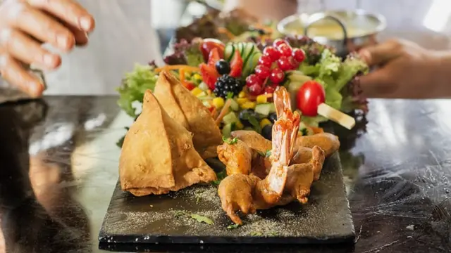 couponsonlinetoday.com- Dalam dunia kuliner masa kini, terdapat dua sosok yang cukup mencolok perannya dalam membentuk tren dan persepsi masyarakat terhadap makanan: food critic dan food influencer.
