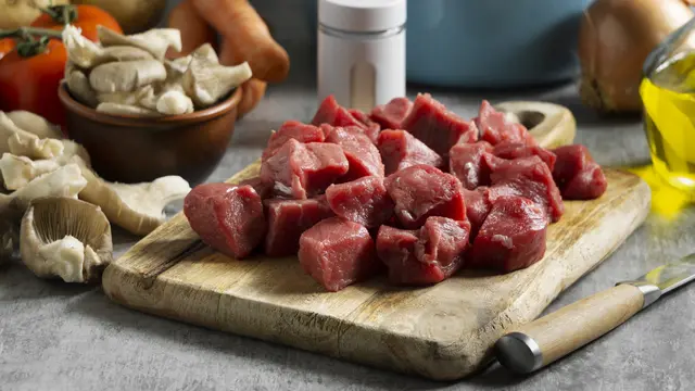 Menyimpan daging kurban agar tetap segar dan tidak cepat busuk tanpa menggunakan freezer memang menjadi tantangan, terutama di daerah yang suhu udaranya tinggi atau saat menghadapi kondisi darurat. Namun, dengan menerapkan beberapa teknik penyimpanan yang tepat, daging kurban tetap bisa awet dan aman dikonsumsi dalam waktu tertentu.