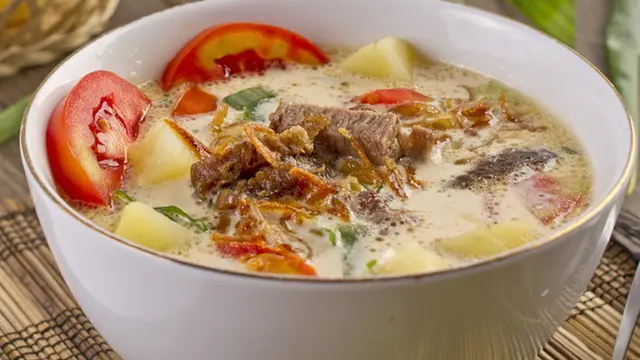 couponsonlinetoday.com, Bandung - Soto Betawi merupakan salah satu kuliner khas Indonesia yang begitu digemari oleh masyarakat. Hidangan ini terkenal dengan kuah santannya yang gurih, potongan daging sapi atau jeroan, serta aroma rempah yang kuat.