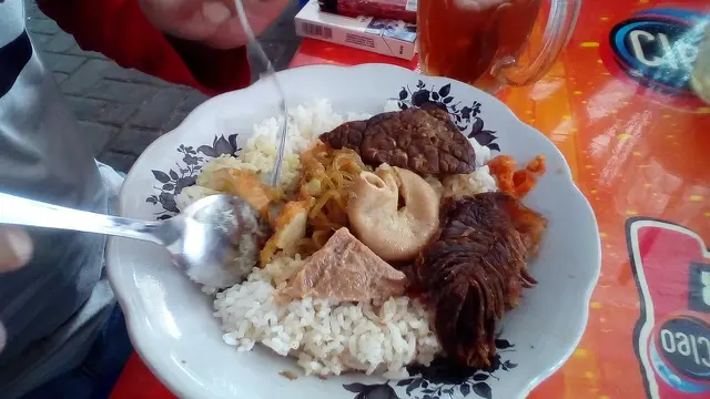 Madura, salah satu pulau yang terkenal dengan kekayaan budaya dan kulinernya, menyimpan berbagai tempat makan legendaris yang menjadi destinasi favorit warga lokal maupun wisatawan. Salah satu yang paling terkenal dan sudah melegenda adalah Warung Amboina.