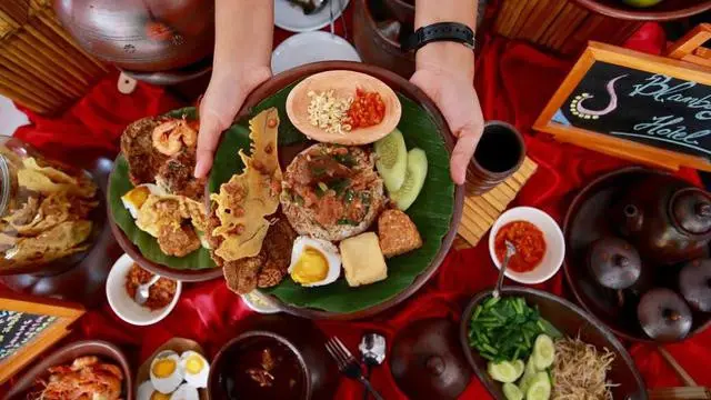 Jember, sebuah kabupaten di Jawa Timur yang terkenal dengan kekayaan alam dan budayanya, juga menyimpan berbagai kuliner khas yang sayang untuk dilewatkan. Bagi pecinta wisata kuliner, menjelajahi cita rasa lokal di Jember bisa menjadi pengalaman yang mengesankan. Berikut adalah enam rekomendasi kuliner khas di Jember yang wajib dicoba saat berkunjung ke kota ini.