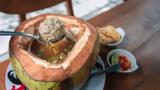 Bandung, kota yang terkenal dengan kuliner khasnya yang beragam, kembali menghadirkan inovasi menarik di dunia kuliner. Salah satu yang tengah menjadi perbincangan hangat adalah kehadiran Bakso Dawegan dengan konsep baru yang unik dan menggoda selera.