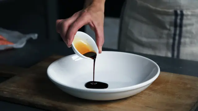 Kecap asin adalah salah satu bahan penting dalam dunia kuliner Asia, termasuk Jepang. Meskipun sering diasosiasikan dengan masakan Tiongkok, asal-usul kecap asin dalam masakan Jepang memiliki perjalanan panjang yang dipengaruhi oleh tradisi dan budaya dari berbagai negara.