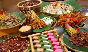 Dalam dunia makanan dan minuman, sering kali kita menikmati berbagai jenis hidangan tanpa menyadari bahwa kombinasi tertentu bisa berbahaya bagi kesehatan. Beberapa makanan dan minuman jika dikonsumsi secara bersamaan dapat menyebabkan masalah pencernaan, gangguan metabolisme, bahkan efek berbahaya lainnya.